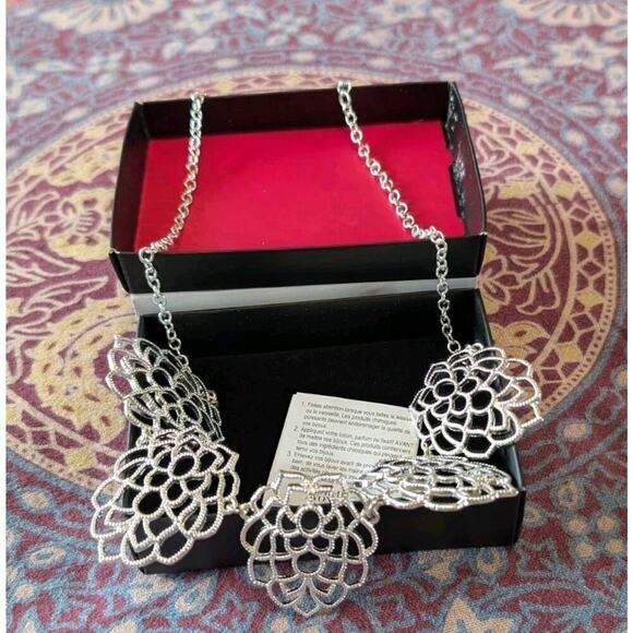 Avon Monarch Petals Collar Necklace Silvertone NIB - Picture 1 of 7